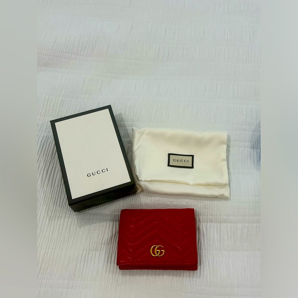 Gucci Marmont GG Matelasse Leather Card Case Wallet Chevron Hibiscus Red